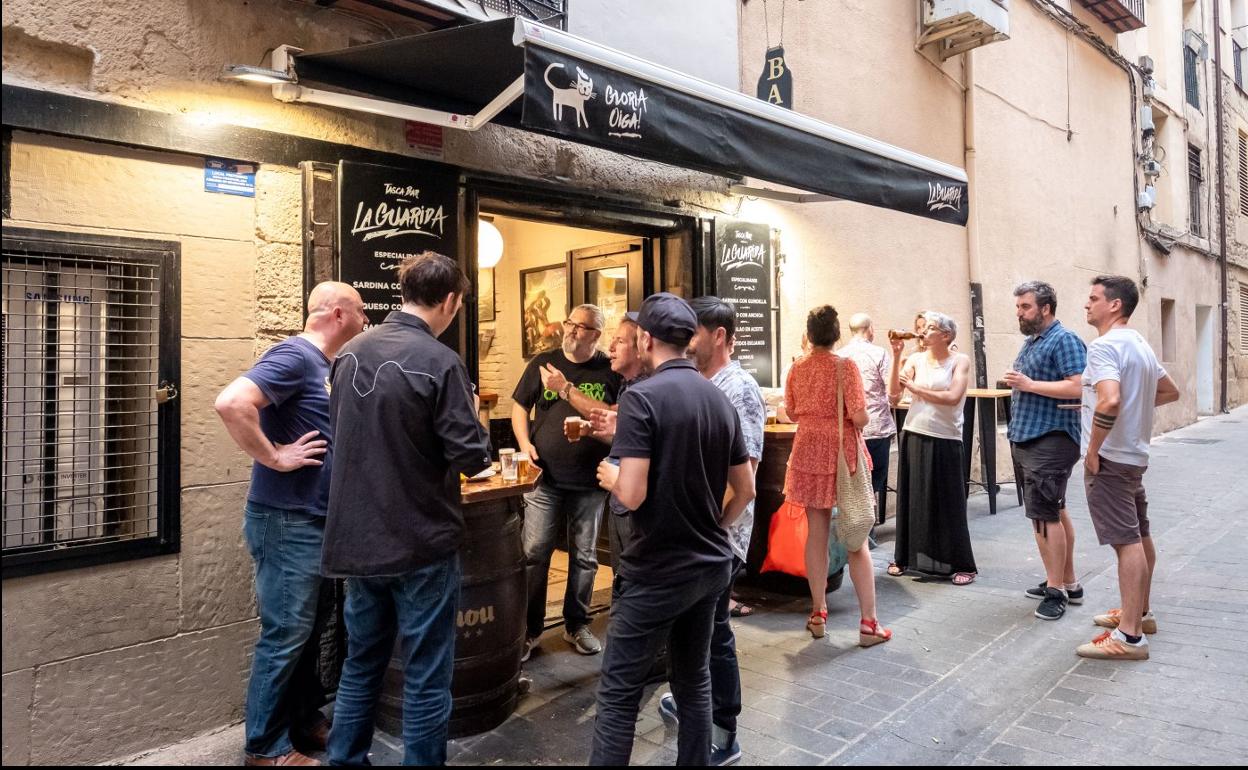 La calle San Juan ha recuperado a una clientela joven deseosa de disfrutar de un entorno muy logroñés. 