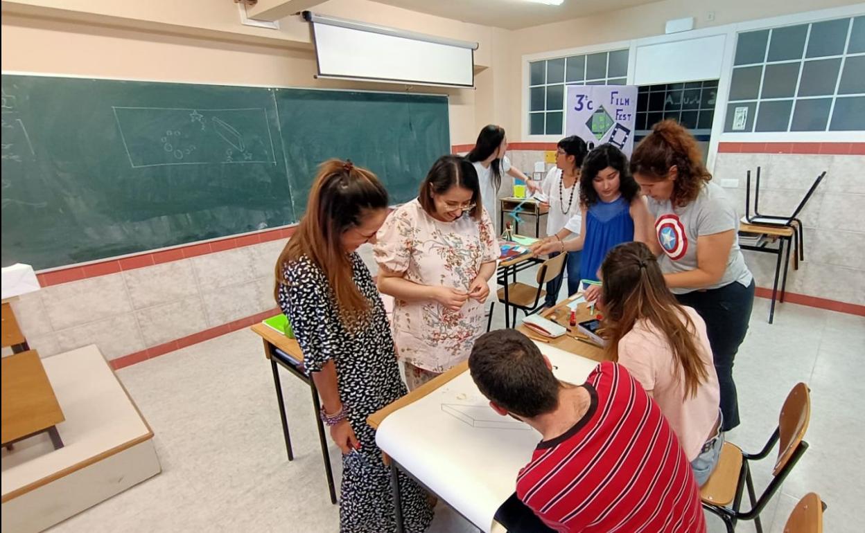 Un grupo de alumnos de Aulapreparadores durante una de las sesiones de trabajo sobre las oposiciones que se celebran este sábado. 