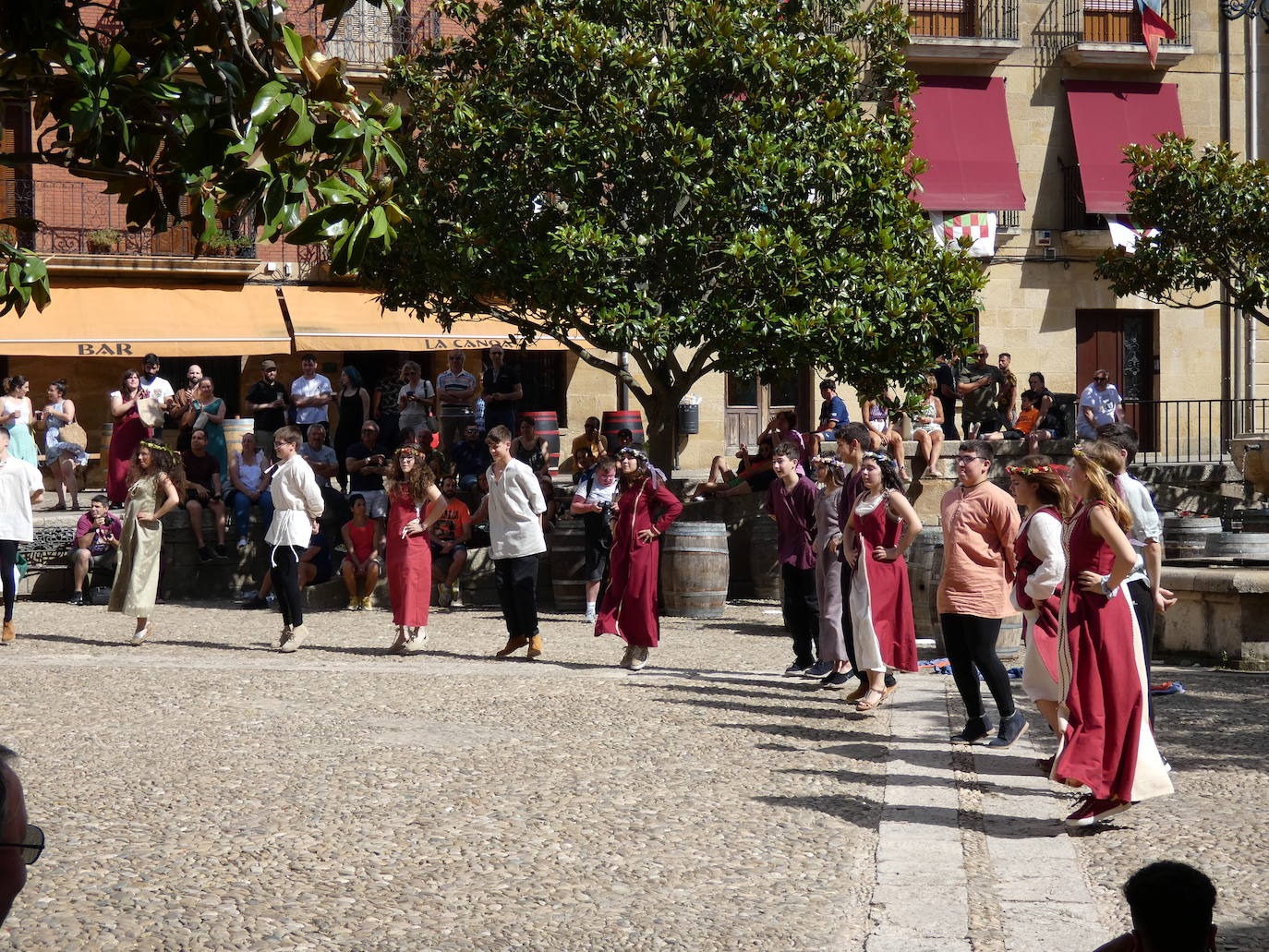 Los jóvenes de Briones interpretaron bailes medievales muy aplaudidos en el centro de la Plaza de España. 