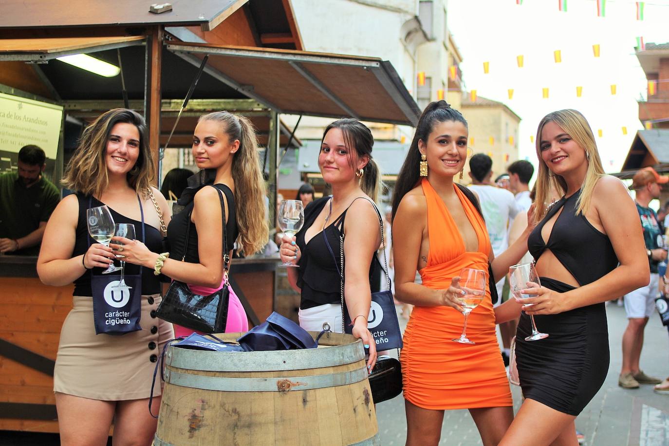 Fotos: La VII Cita con el Vino llena el centro de Lardero