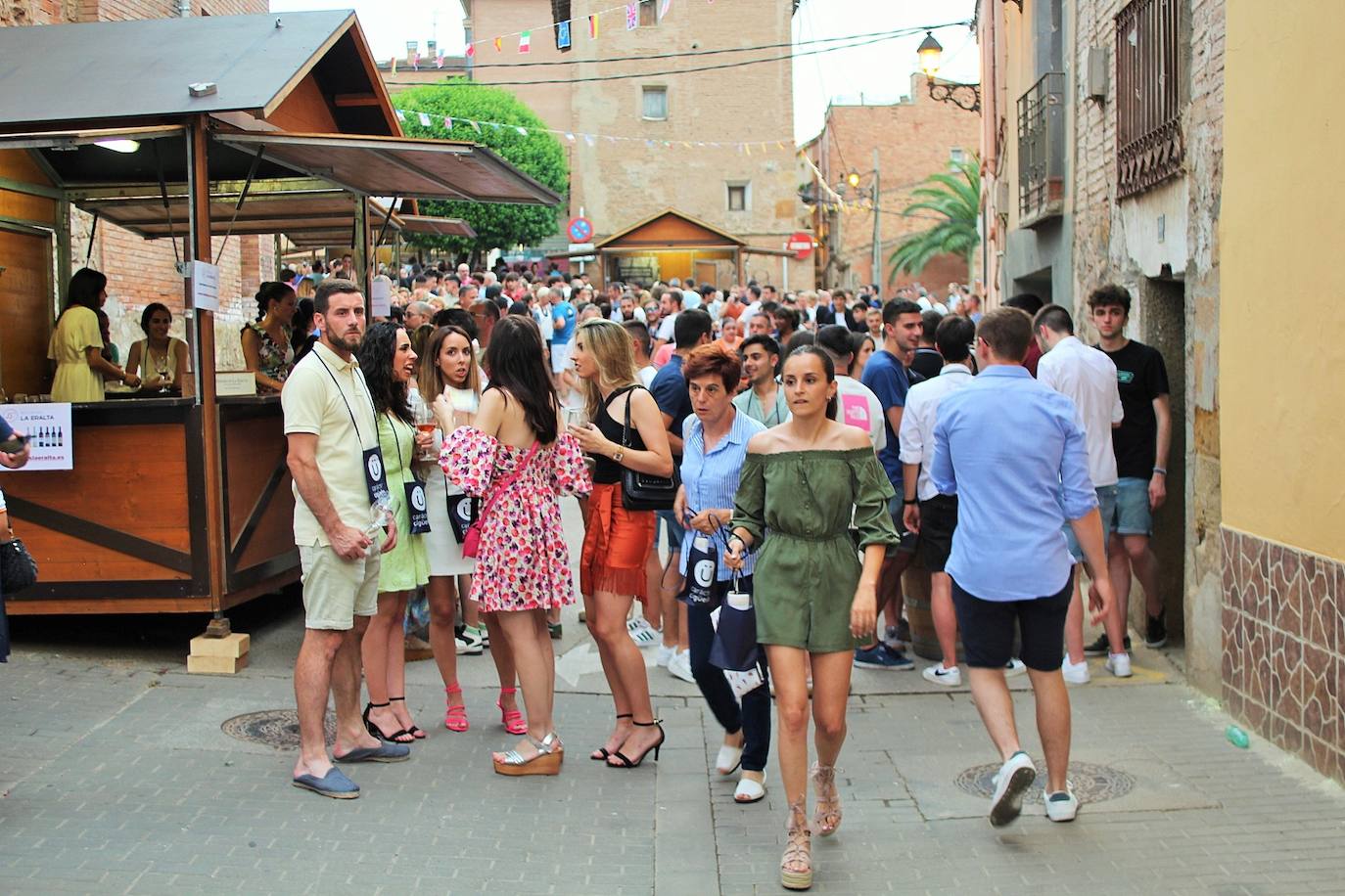 Fotos: La VII Cita con el Vino llena el centro de Lardero