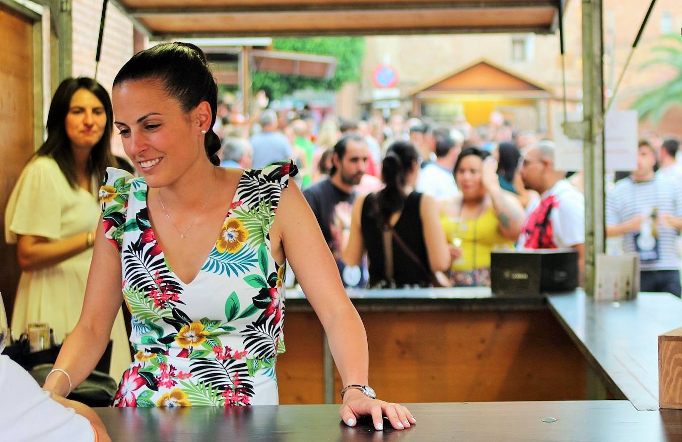 Fotos: La VII Cita con el Vino llena el centro de Lardero