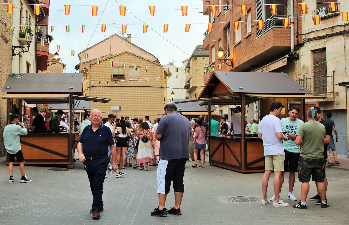 Fotos: La VII Cita con el Vino llena el centro de Lardero