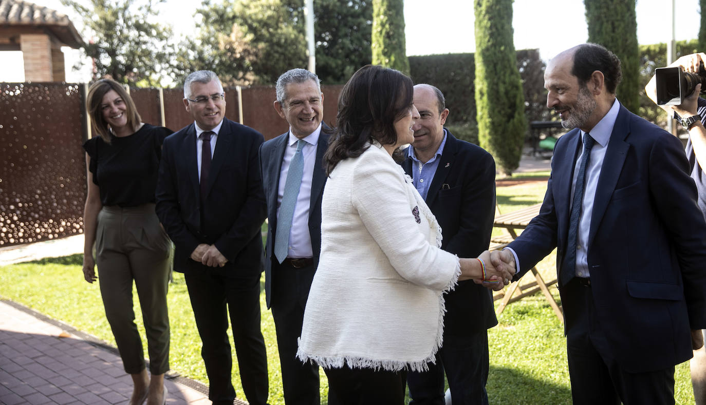 Fotos: Almunia reclama reformas, un pacto de rentas y «dejar atrás la política de bloques para llegar a acuerdos»