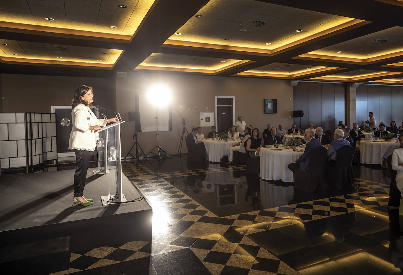 Fotos: Almunia reclama reformas, un pacto de rentas y «dejar atrás la política de bloques para llegar a acuerdos»
