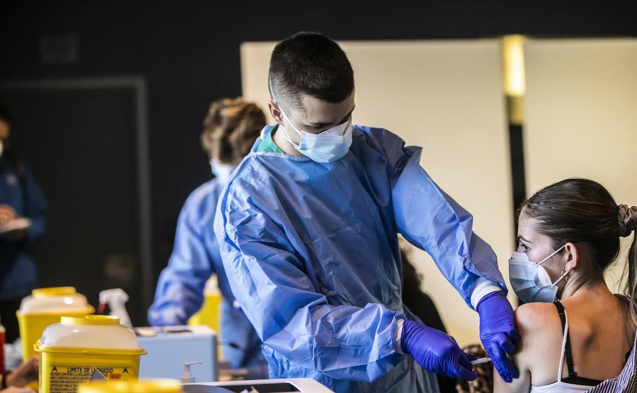 Salud destruye unas 10.000 dosis caducadas por el recelo al tercer pinchazo frente al COVID