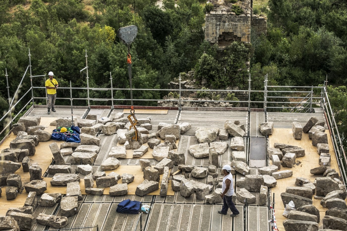 Las dovelas vuelven al arco de Mantible