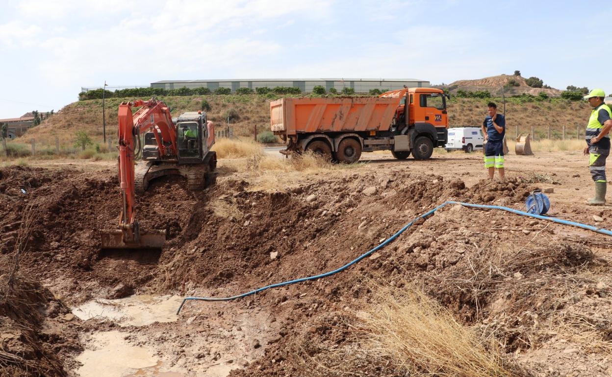 Máquinas y operarios excavaron siete metros para encontrar la avería y proceder a su reparación. 