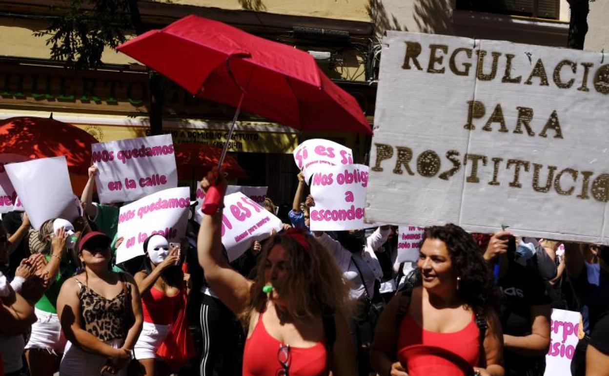 Participantes de la manifestación convocada por la Plataforma de Personas Afectadas por la Prostitución. 