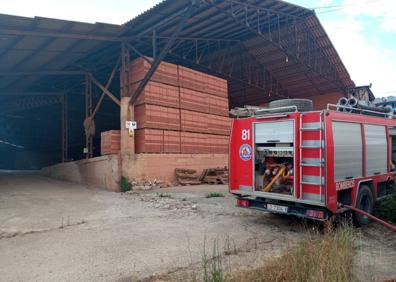 Imagen secundaria 1 - Protección Civil y Bomberos del CEIS Rioja atajan un fuego en una antigua tejería de Alfaro