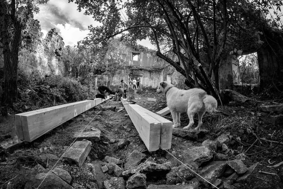 Trabajos para la intervención del equipo húngaro 'Studio B' en la antigua fábrica de paños y muebles de Valgañón, en septiembre pasado.