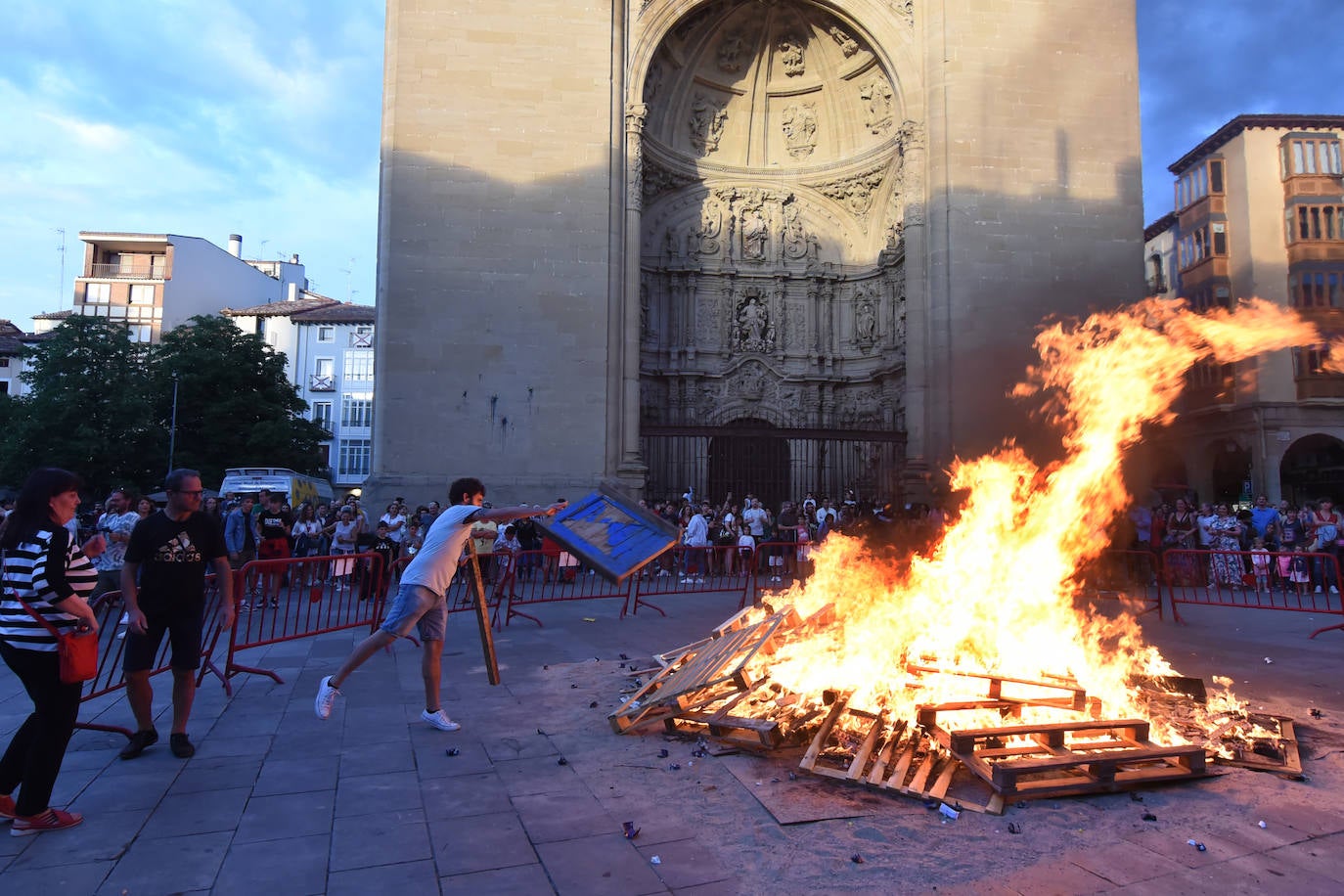 Hoguera en la plaza del Mercado de Logroño