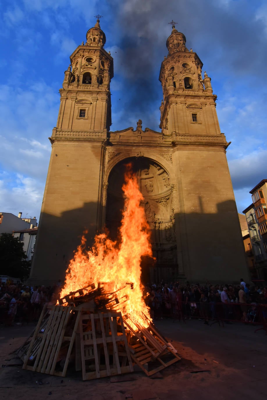 Hoguera en la plaza del Mercado de Logroño