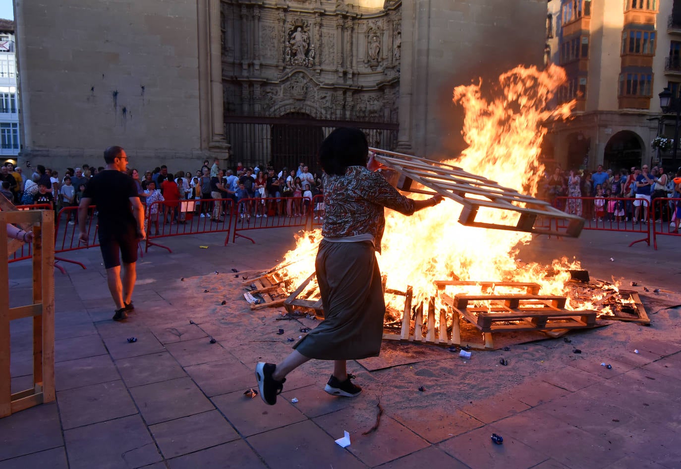 Hoguera en la plaza del Mercado de Logroño