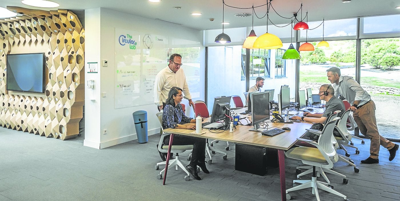 Parte del equipo de The Circular Lab, ayer, trabajando en su sede de Logroño. 