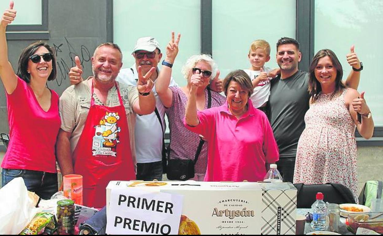 Víctor Ramírez y sus amigos posan con el jamón en Entre Ríos. 