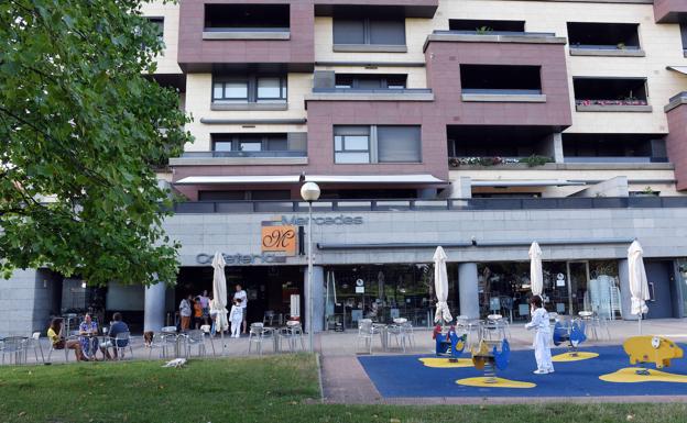 En el barrio de Cascajos, la cafetería Mercedes es una de las opciones que aúna ocio infantil y gastronomía.