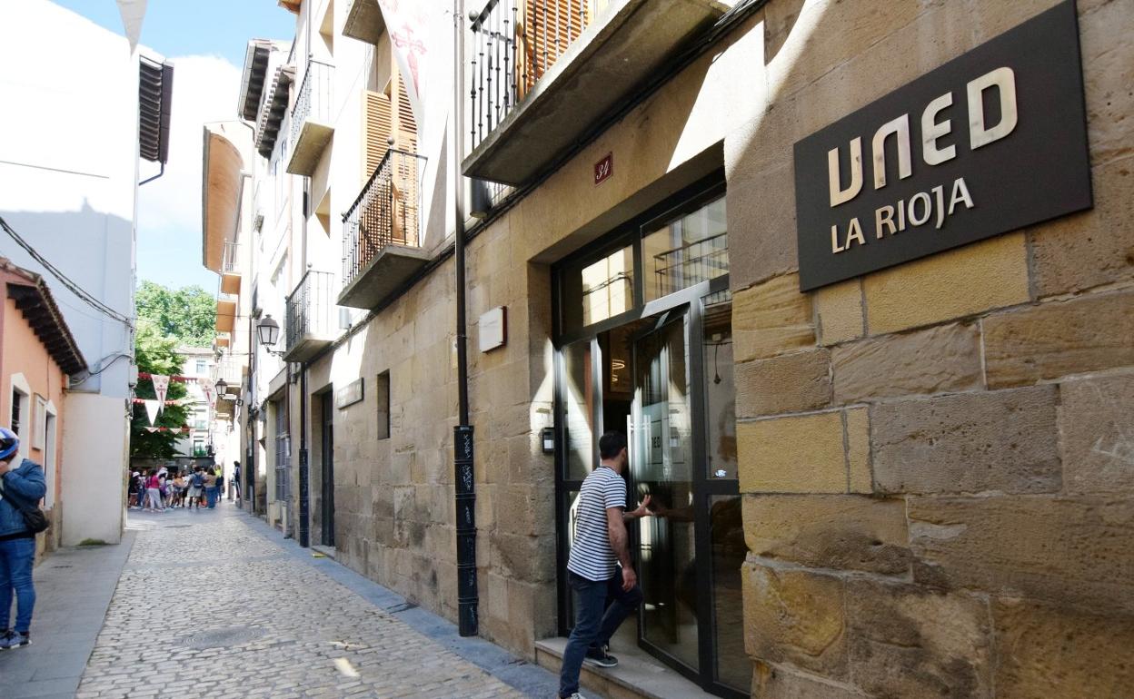 Un alumno entra en la renovada sede de la UNED en La Rioja. 