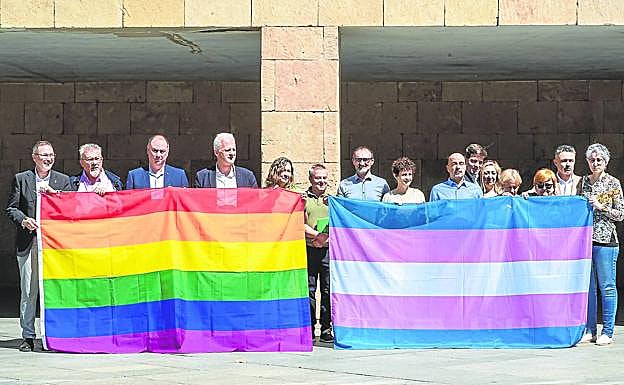 Imagen principal - Actos en el Ayuntamiento de Logroño y de Calahorra y lectura del manifiesto en el Gobierno de La Rioja. 