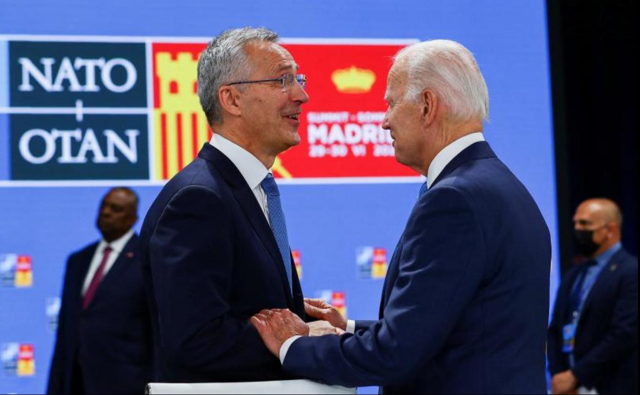 Joe Biden saluda al secretario general de la OTAN, Jens Stoltenberg, durante la cumbre celebrada en Madrid.