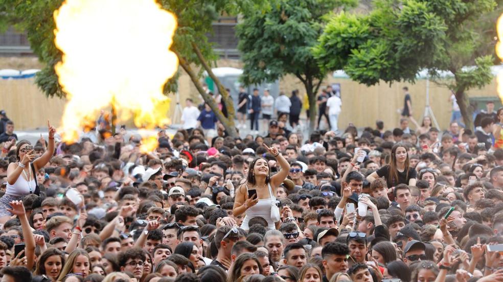 El público del Holika se entrega frente a los escenarios