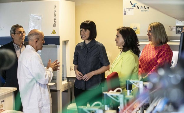 La ministra de Ciencia, Diana Morant, visita los laboratorios del ICVV, acompañada por la presidenta Andreu y miembros del Ejecutivo regional .