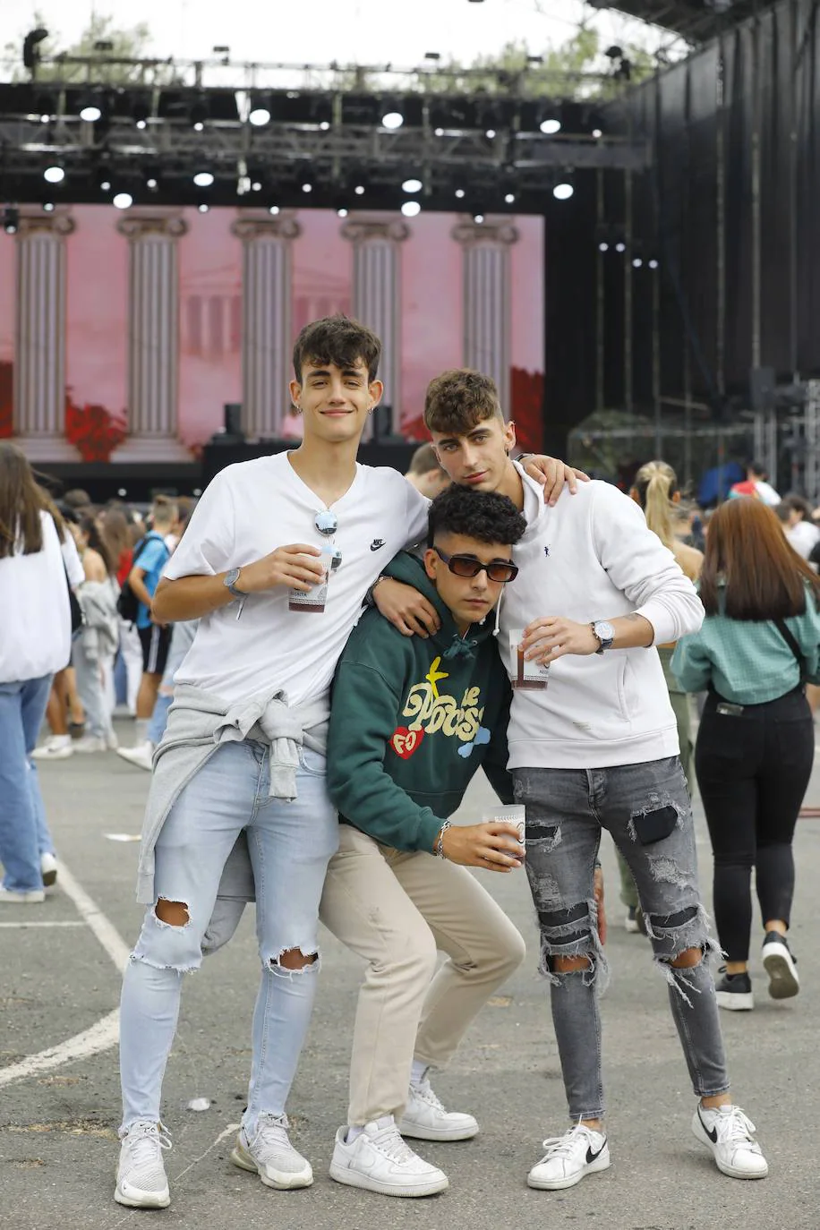 Fotos: Los asistentes al Holika, preparados para que suene la música