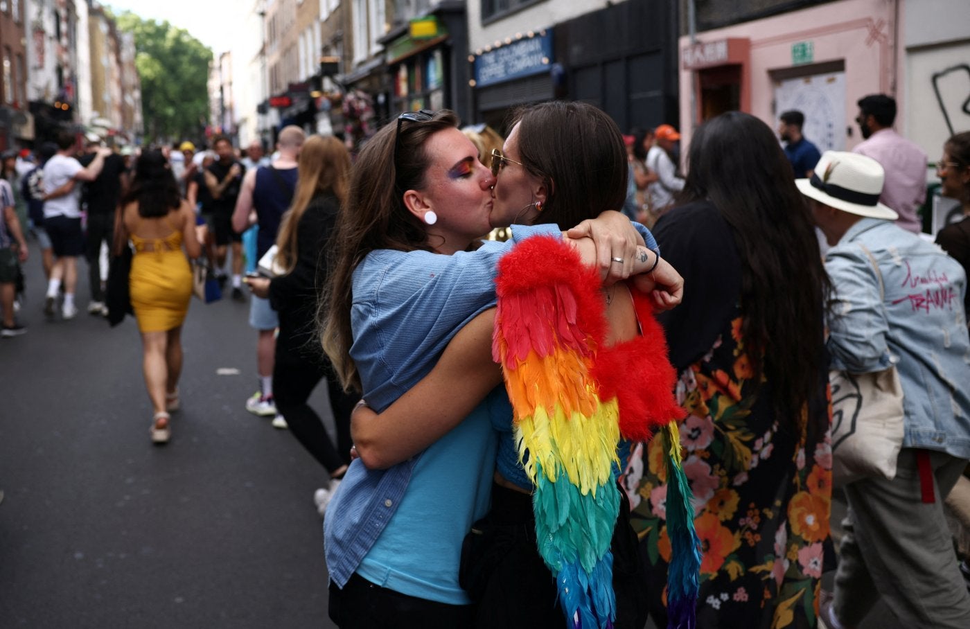 Dos mujeres se besan durante la celebración del Orgullo en Londres. 