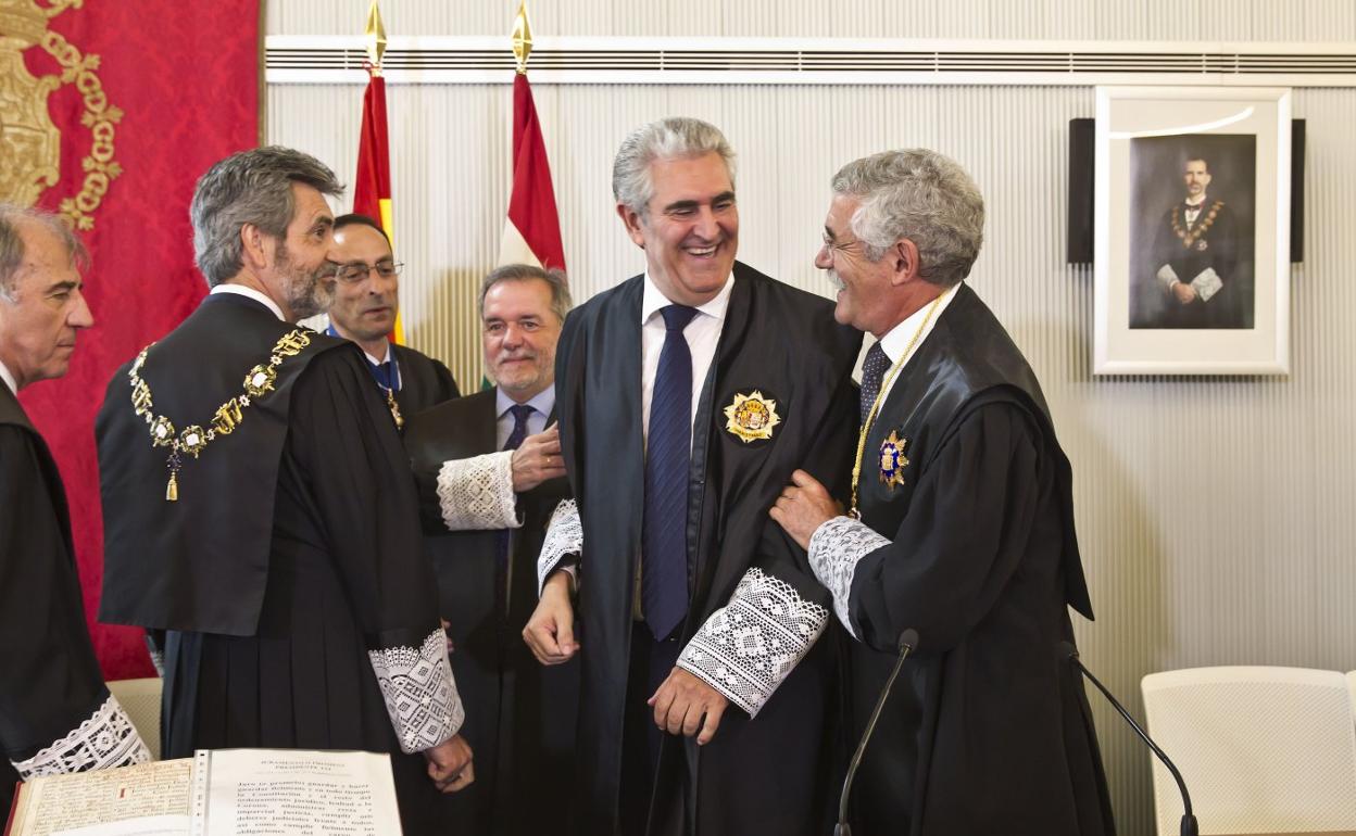 Javier Marca, junto a su predecesor Ignacio Espinosa y Carlos Lesmes, durante su toma de posesión como presidente del TSJR en 2017. 