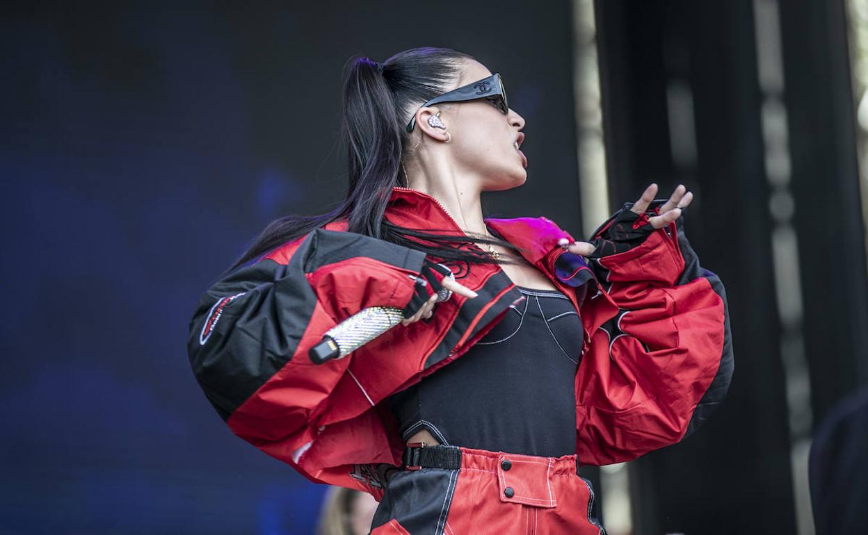 Emilia Mernes en el Holika