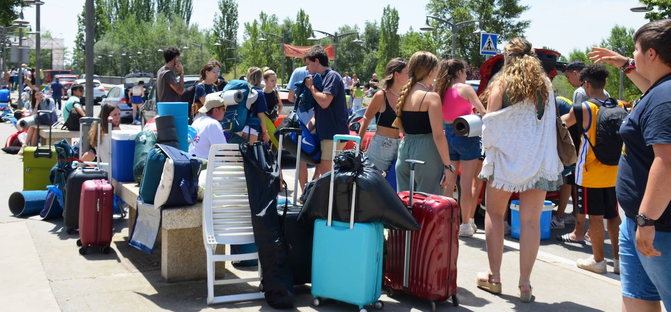 Fotos: Momento de la recogida en el festival Holika