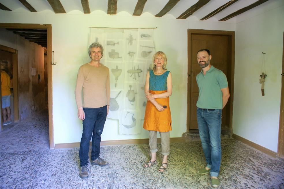 Los artistas Patrick van Boeckel y Karin van der Molen, junto a Pablo Bernáldez, a la entrada de la muestra. 