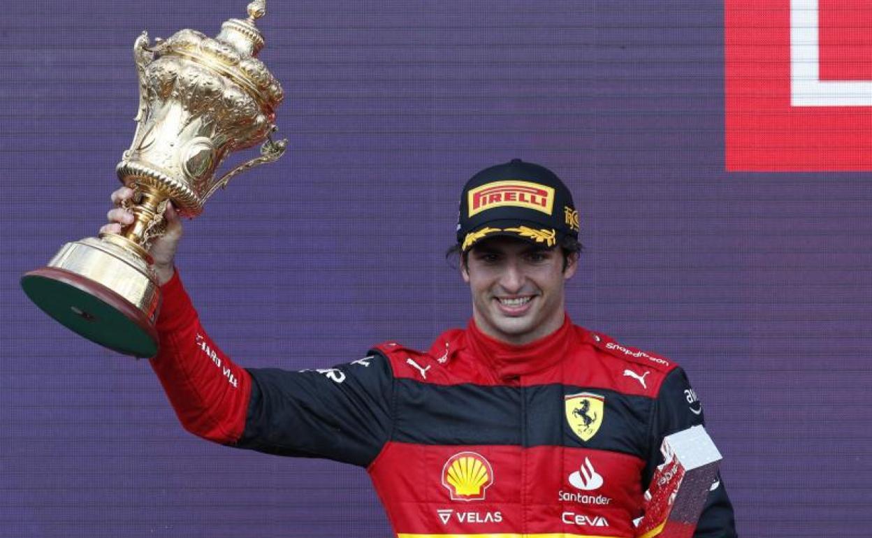 Carlos Sainz sujeta el trofeo que le acredita como ganador en Silverstone. 