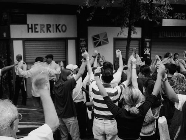 Protesta ciudadana ante la Herriko de Santutxu. 