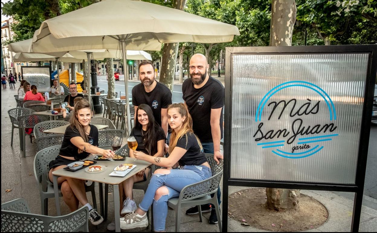 Parte de equipo de Más San Juan, en la terraza de la calle Muro de Cervantes. 