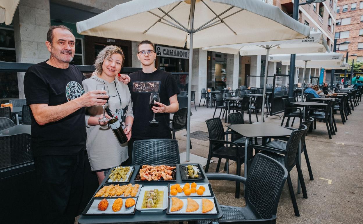 Los responsables de El Camarote, con algunos de sus pinchos. 