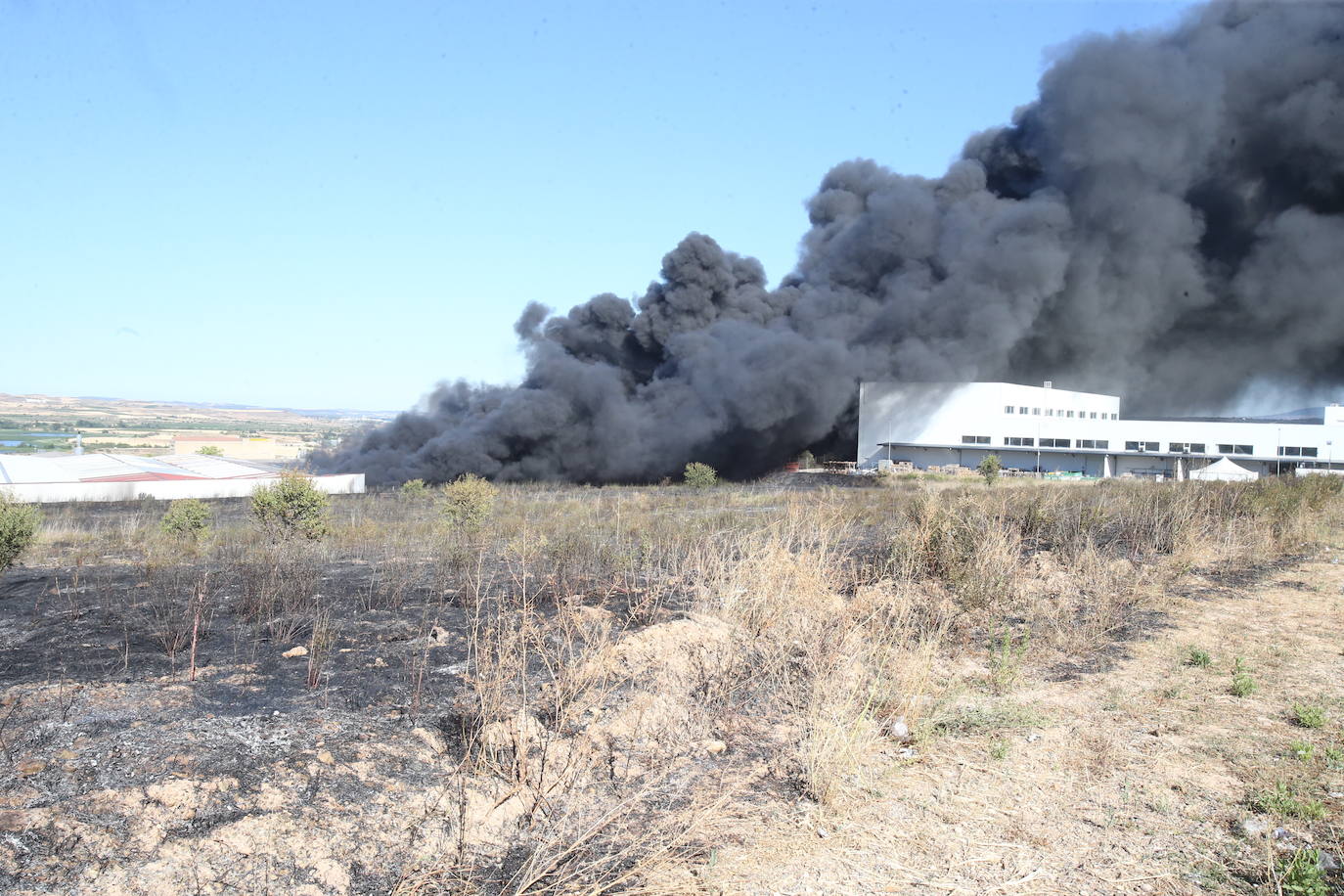 Fotos: La empresa Zabaleta, afectada por el fuego del Polígono Cantabria