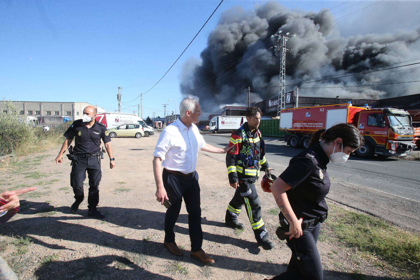 Fotos: La empresa Zabaleta, afectada por el fuego del Polígono Cantabria