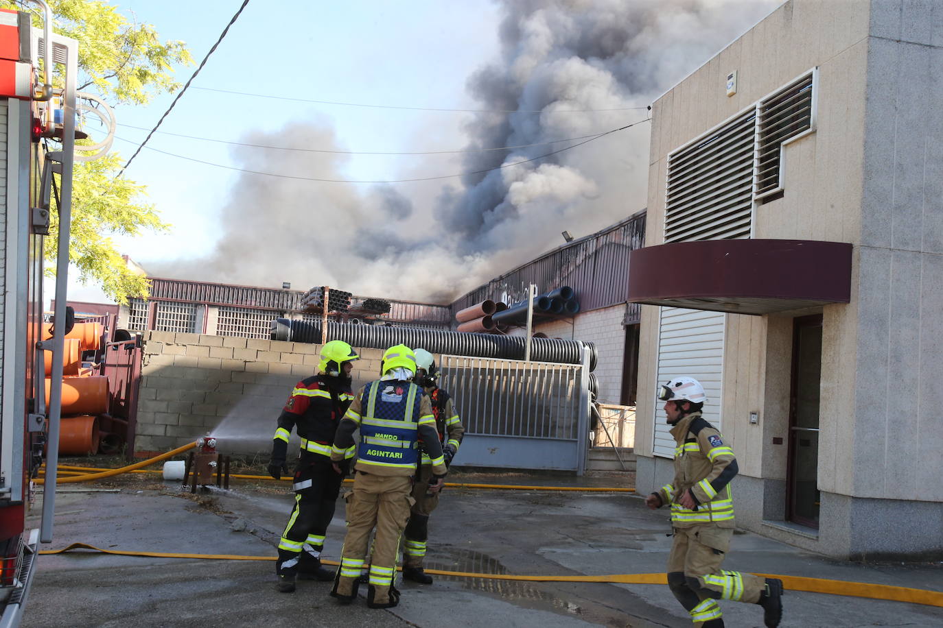 Fotos: La empresa Zabaleta, afectada por el fuego del Polígono Cantabria