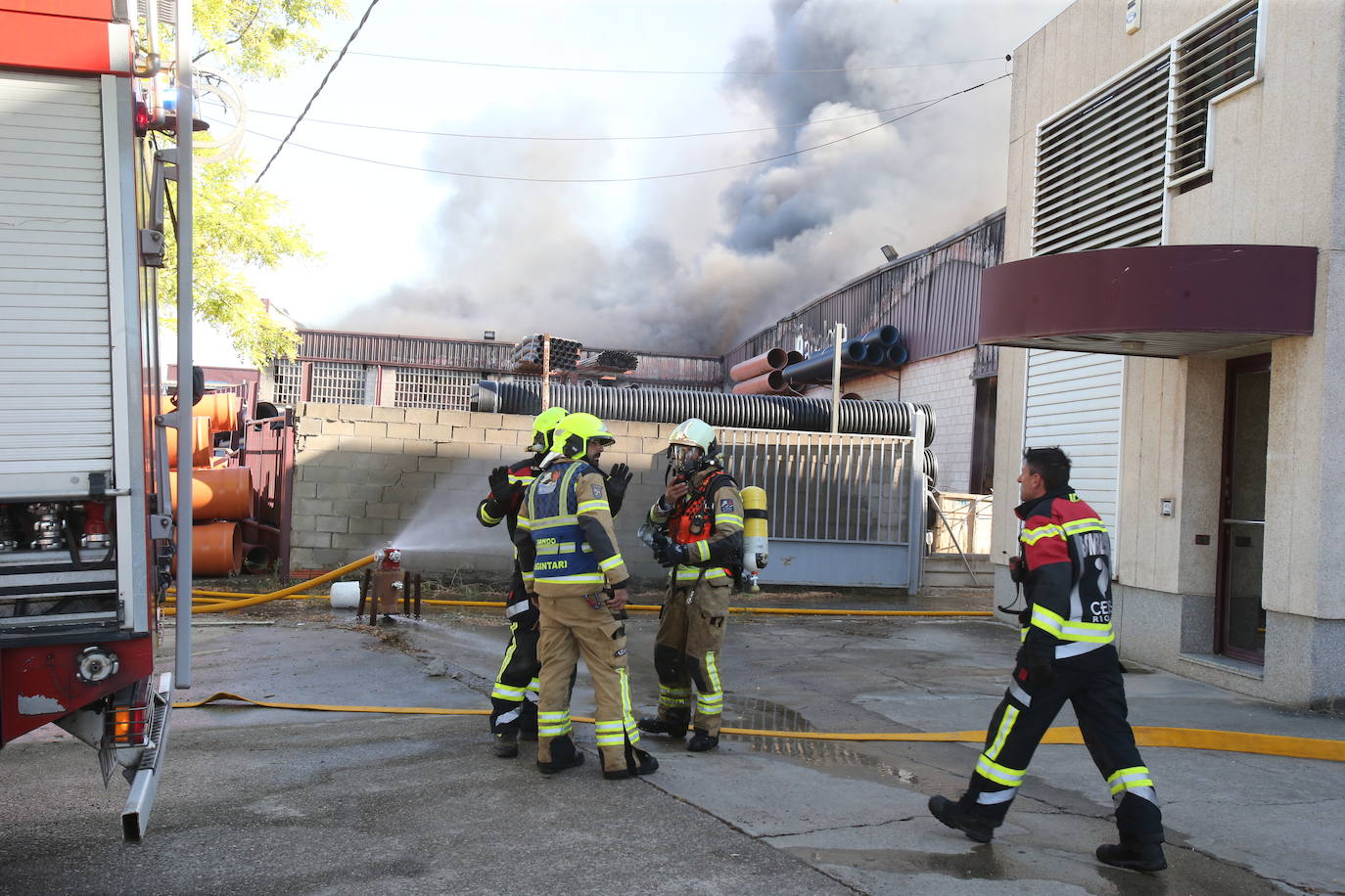 Fotos: La empresa Zabaleta, afectada por el fuego del Polígono Cantabria