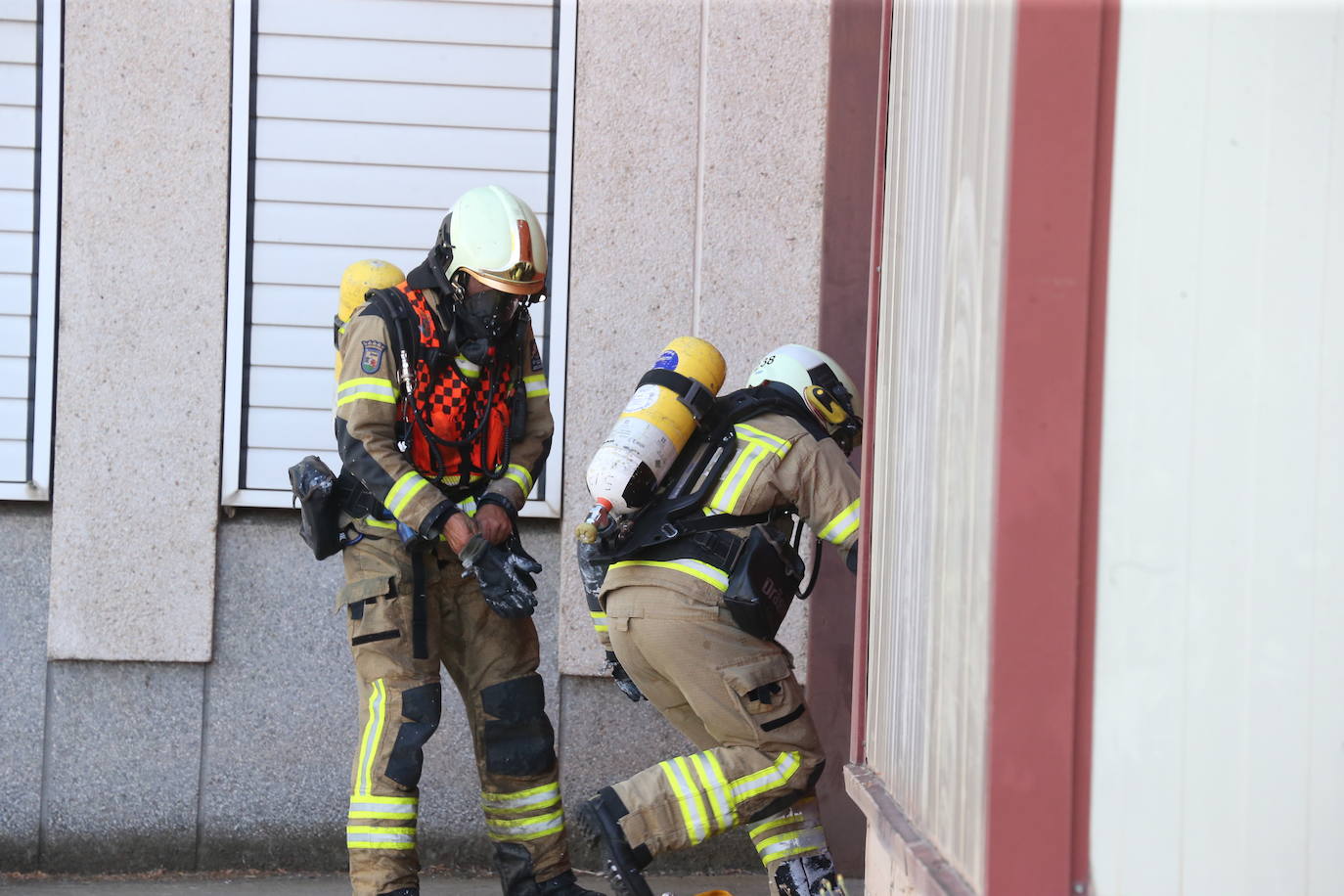 Fotos: La empresa Zabaleta, afectada por el fuego del Polígono Cantabria