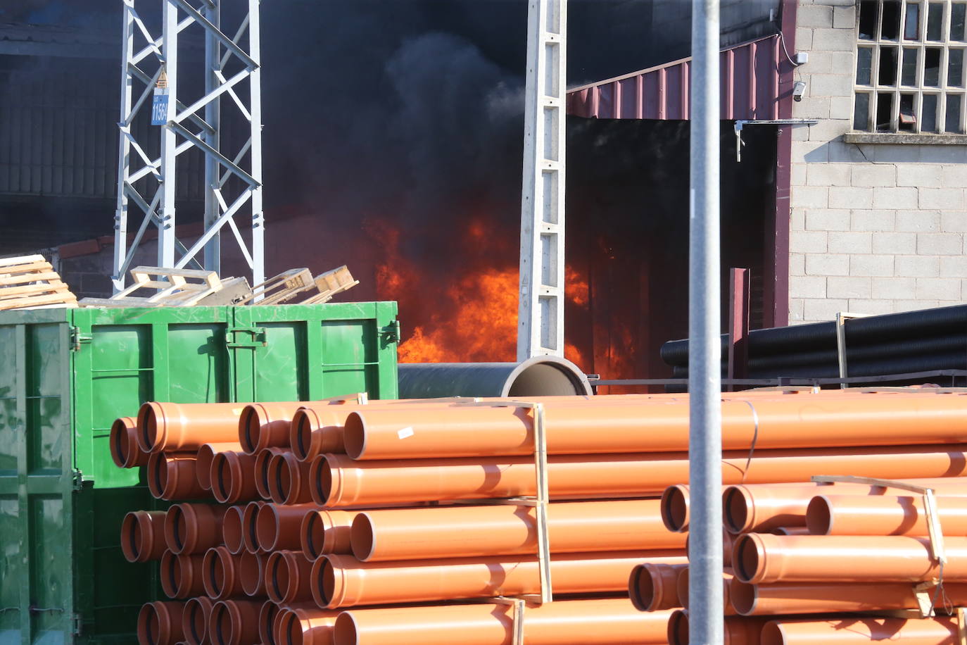 Fotos: La empresa Zabaleta, afectada por el fuego del Polígono Cantabria