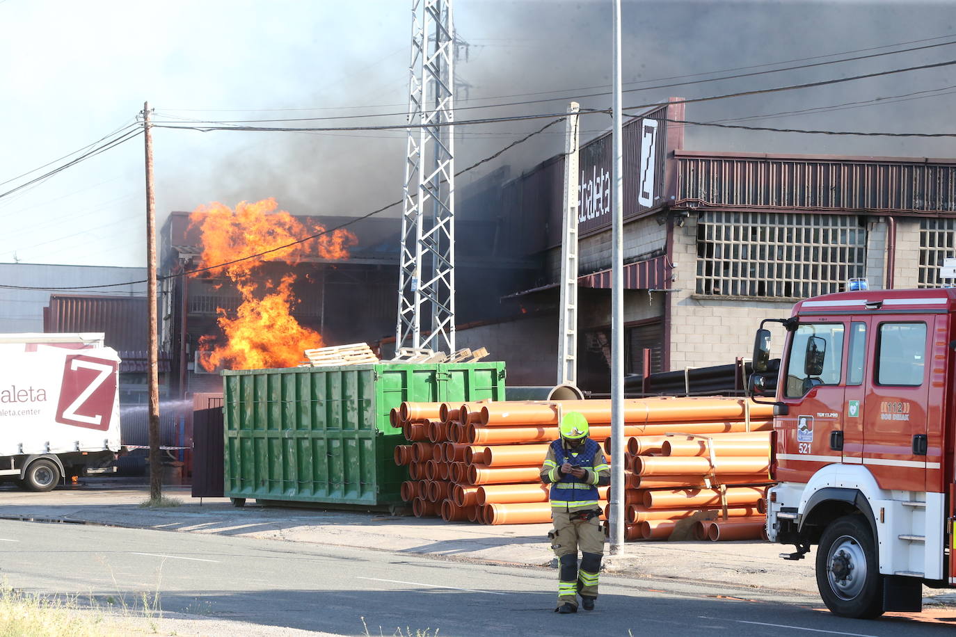 Fotos: La empresa Zabaleta, afectada por el fuego del Polígono Cantabria