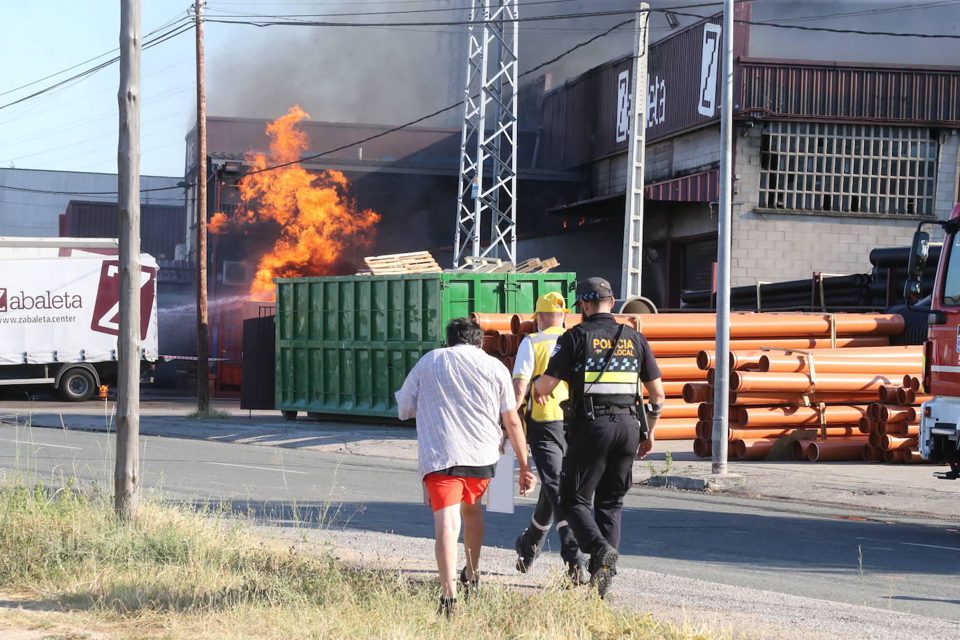 Fotos: La empresa Zabaleta, afectada por el fuego del Polígono Cantabria