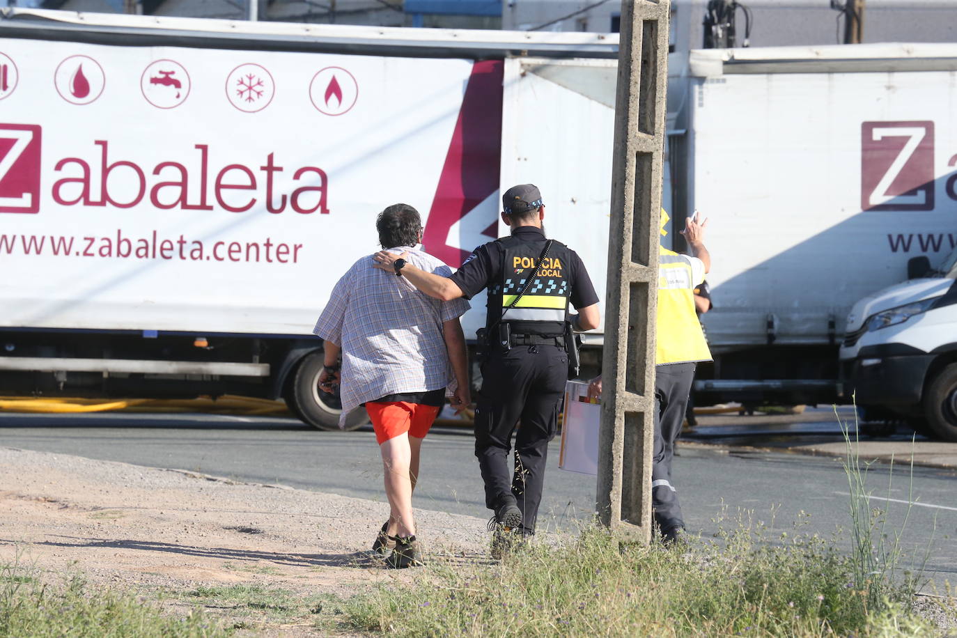 Fotos: La empresa Zabaleta, afectada por el fuego del Polígono Cantabria