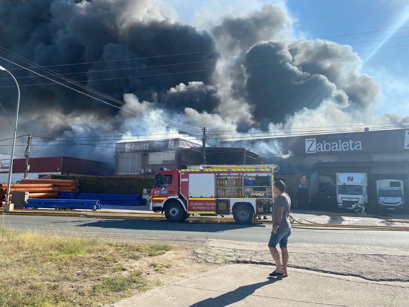 Fotos: La empresa Zabaleta, afectada por el fuego del Polígono Cantabria