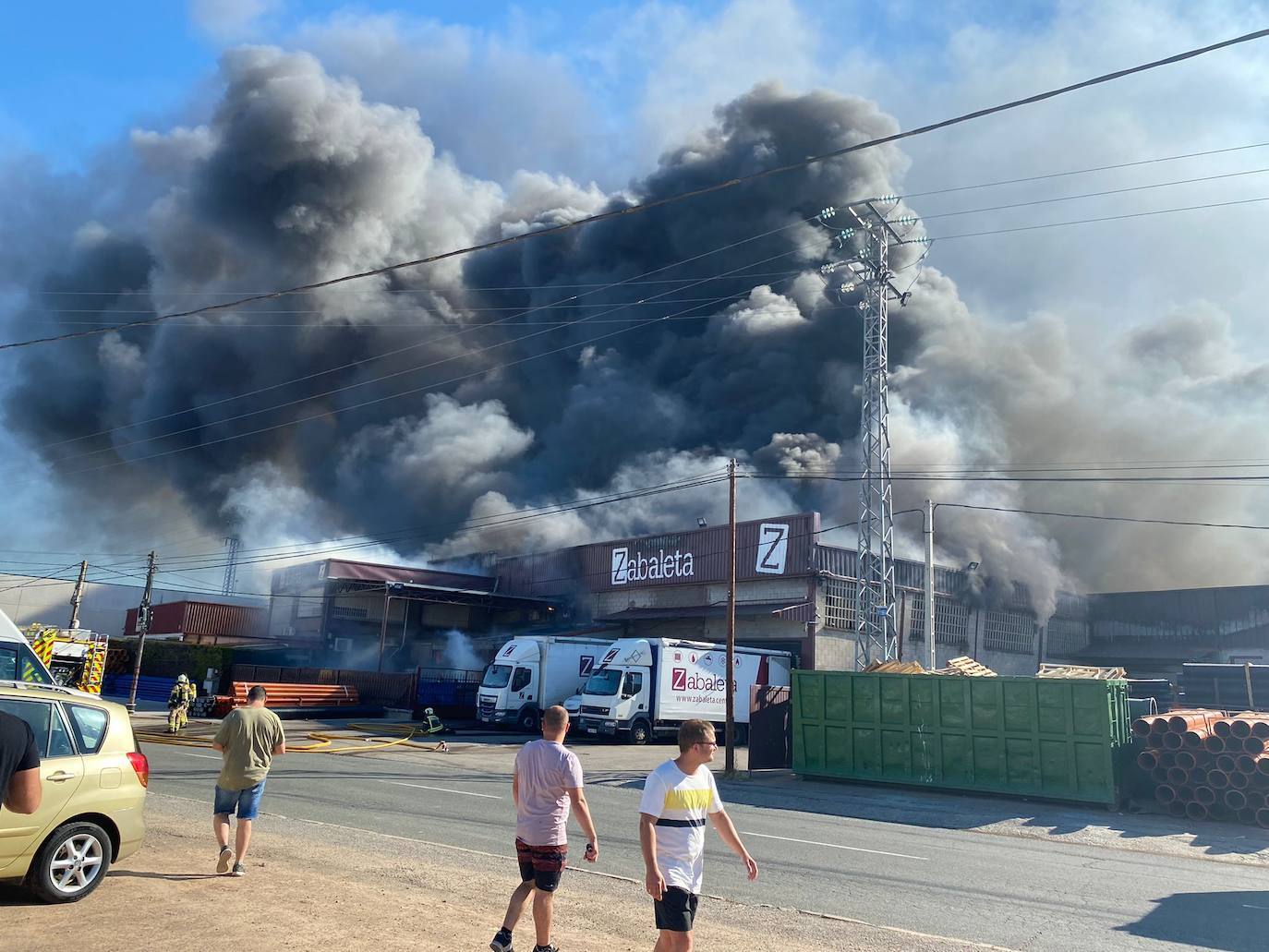 Fotos: La empresa Zabaleta, afectada por el fuego del Polígono Cantabria