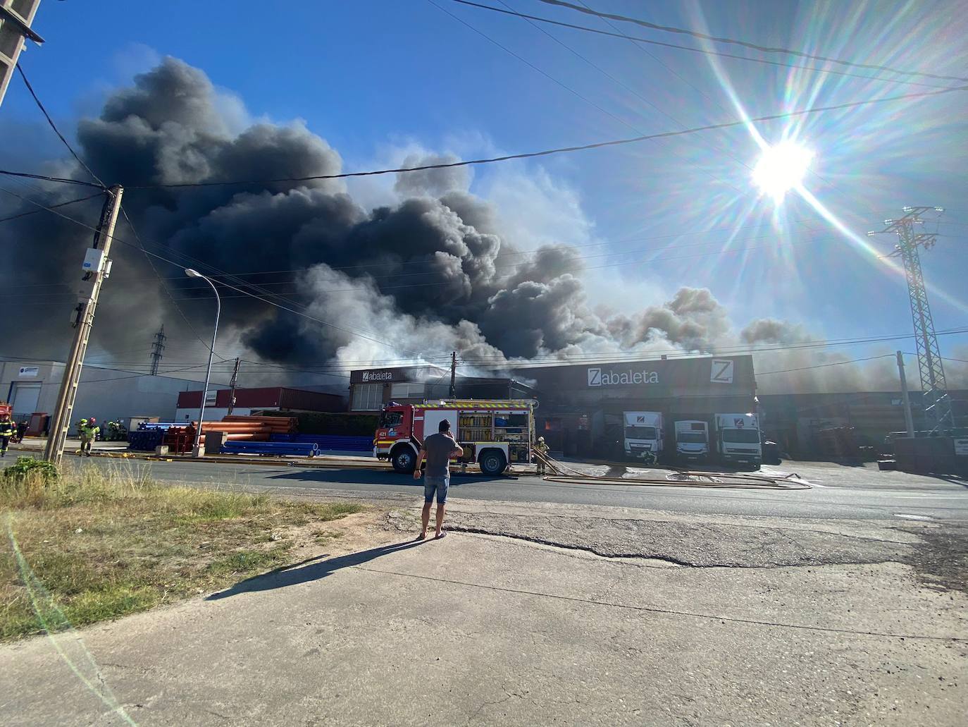 Fotos: La empresa Zabaleta, afectada por el fuego del Polígono Cantabria