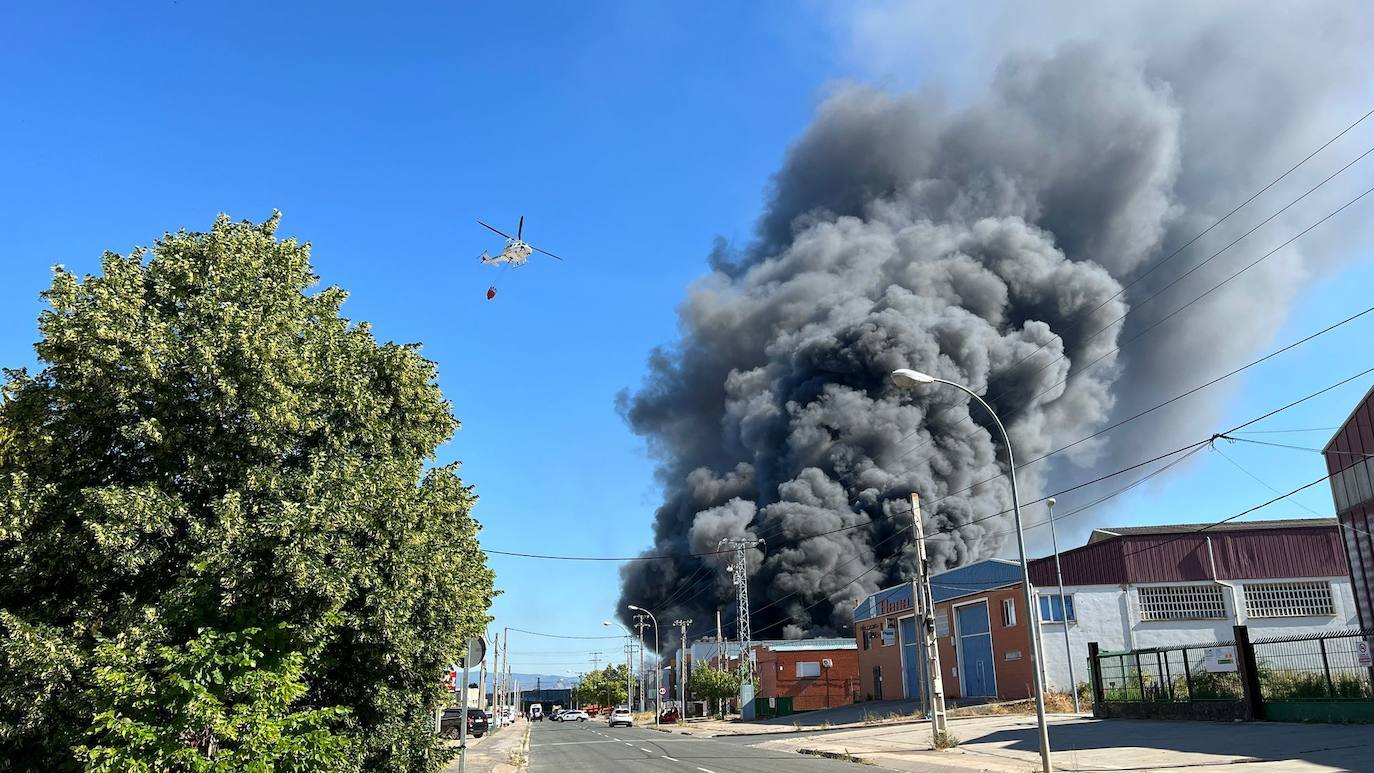 Fotos: La empresa Zabaleta, afectada por el fuego del Polígono Cantabria