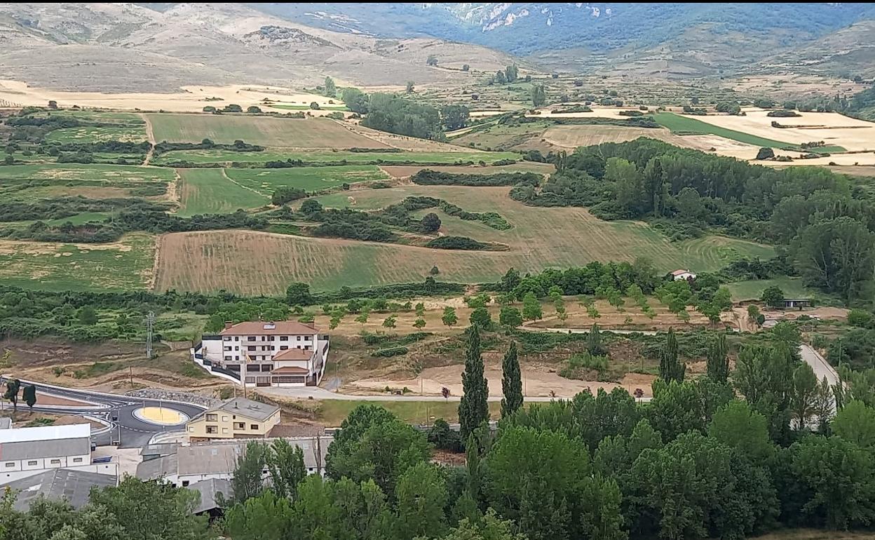 Panorámica del espacio donde se construirá la residencia, tras el cuartel de la Guardia Civil, en Fuente Taja. 